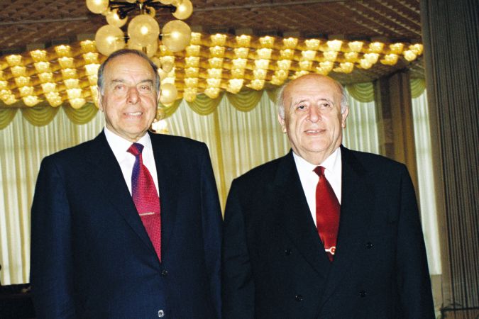 Heydər Əliyev və Süleyman Dəmirəl. Bakı, 6 dekabr 1995.