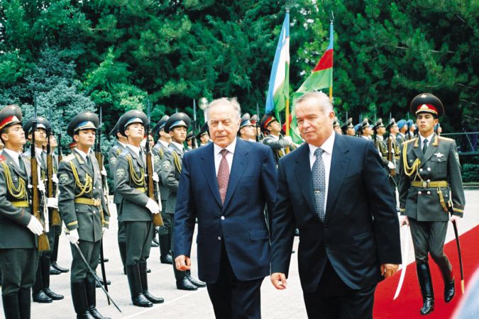 Heydər Əliyev və Özbəkistan Prezidenti İslam Kərimov. Daşkənd, 22 oktyabr 1996.