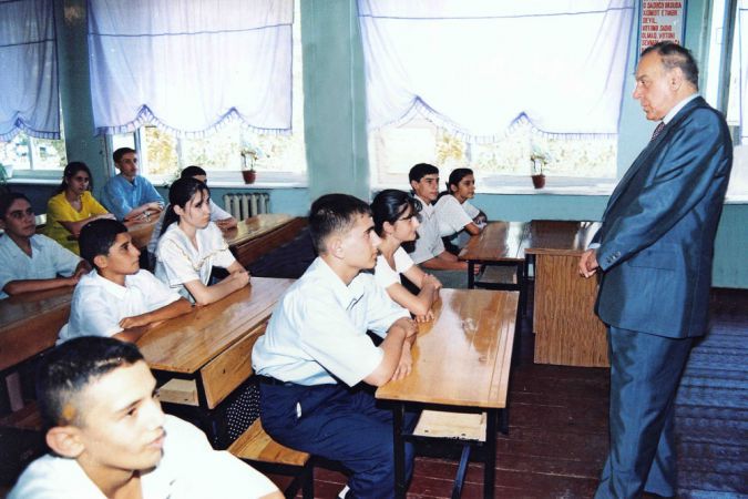 Bilik günü münasibətilə Bakı məktəblərindən birində. Bakı, 1 sentyabr 1997.
