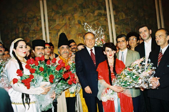 Musiqili Komediya Teatrının “O olmasın, bu olsun” komediyasının tamaşasında. 4 dekabr 1998.