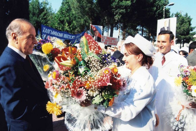 Elmi-Tədqiqat Ağ Ciyər Xəstəlikləri institutu binasının açılışında. 28 iyun 1999.