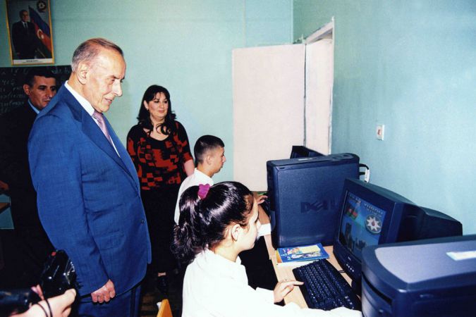 Bilik günü münasibətilə Bakı məktəblərindən birində. Bakı, 1 sentyabr 1999.