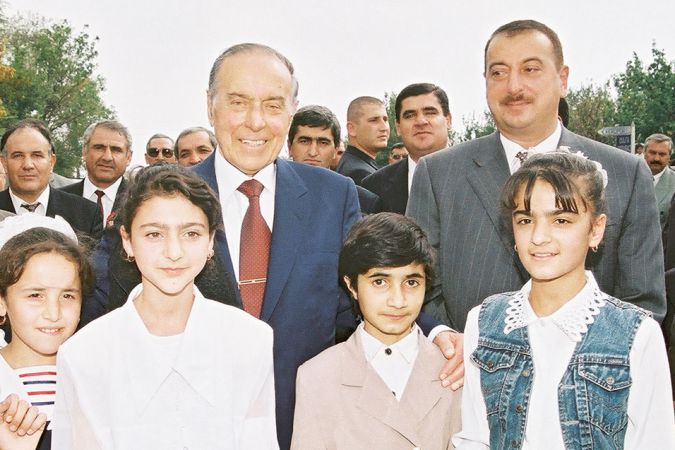 Heydər Əliyev və İlham Əliyev Naxçıvan uşaqları ilə. 10 oktyabr 1999.
