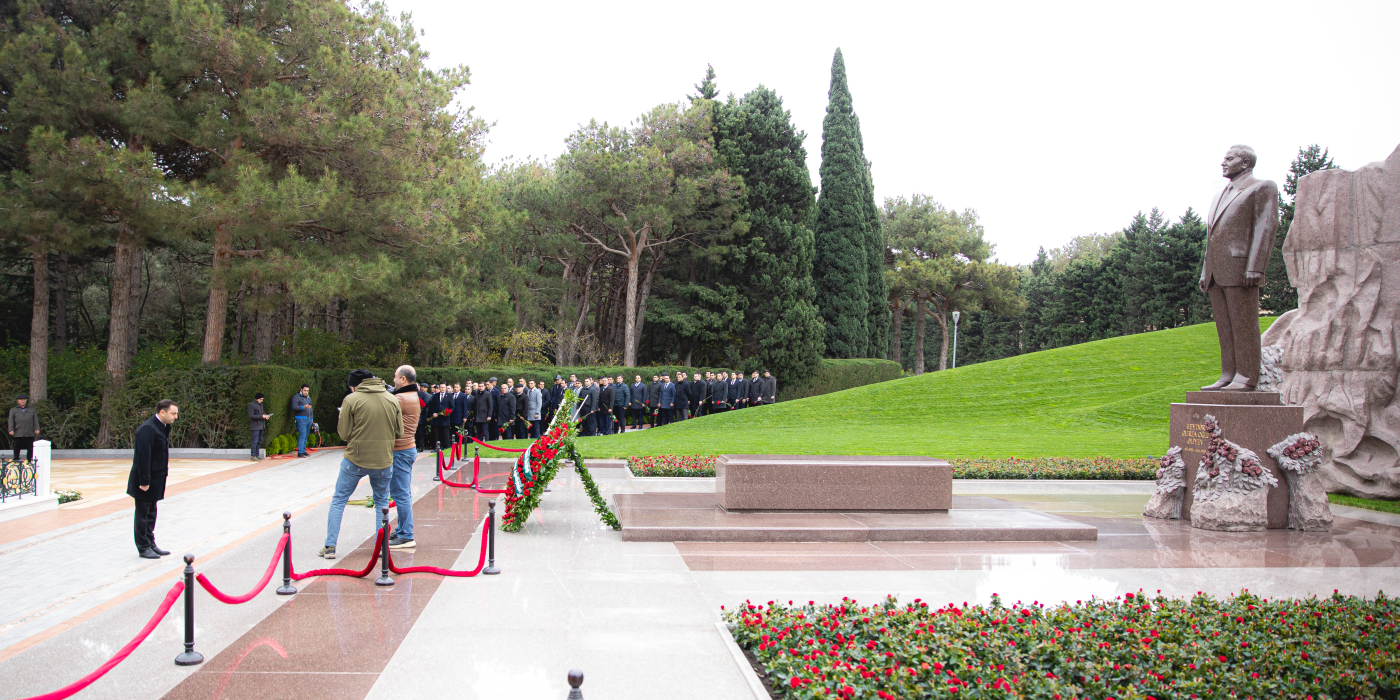 The collegues of the State Agency for the Protection of Strategic Objects visited the Alley of Honor to honor Heydar Aliyev’s memory.
